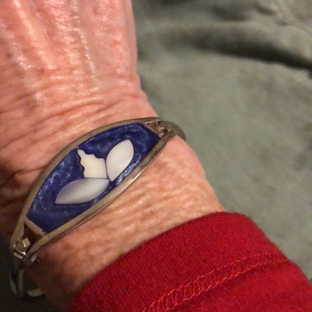 Real silver and mother of pearl snap bracelet. Beautiful colors. Very pretty.